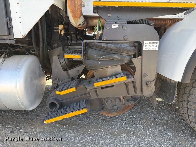 image for item FB5133 2005 Peterbilt 357 crane truck