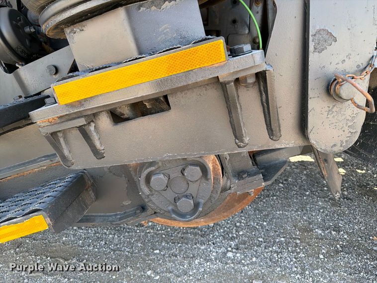 image for item FB5133 2005 Peterbilt 357 crane truck
