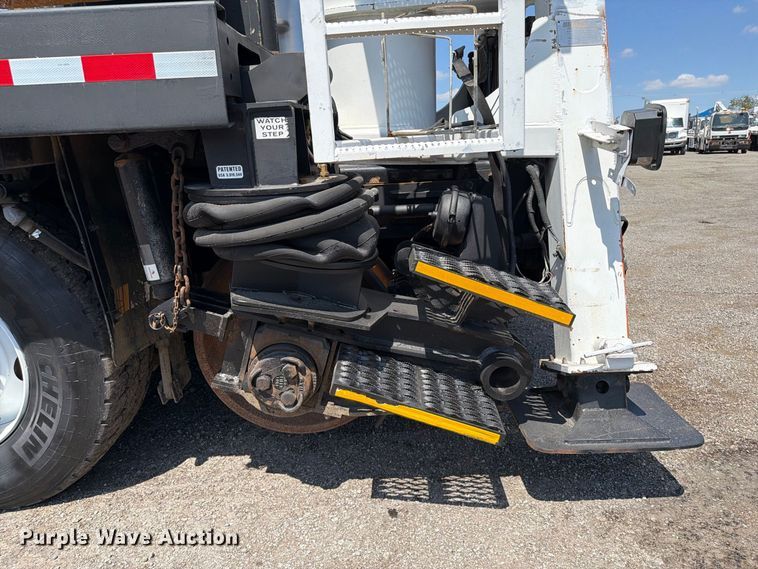 image for item FB5133 2005 Peterbilt 357 crane truck