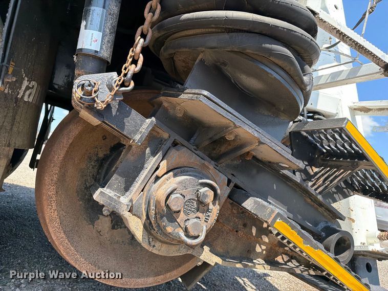 image for item FB5133 2005 Peterbilt 357 crane truck