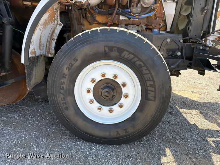 image for item FB5133 2005 Peterbilt 357 crane truck