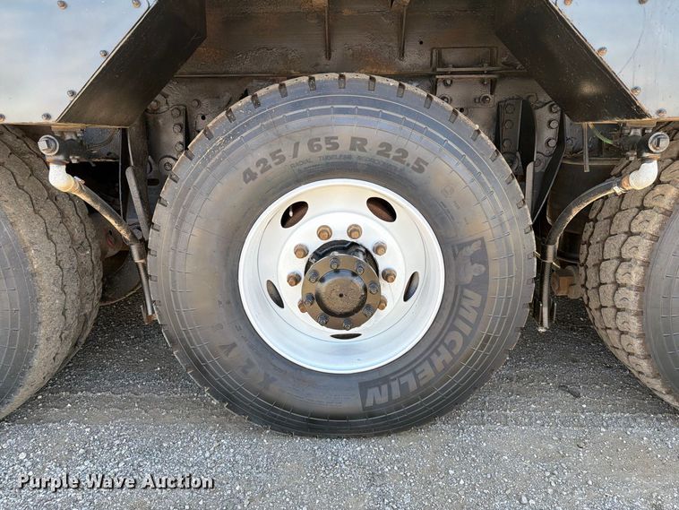 image for item FB5133 2005 Peterbilt 357 crane truck