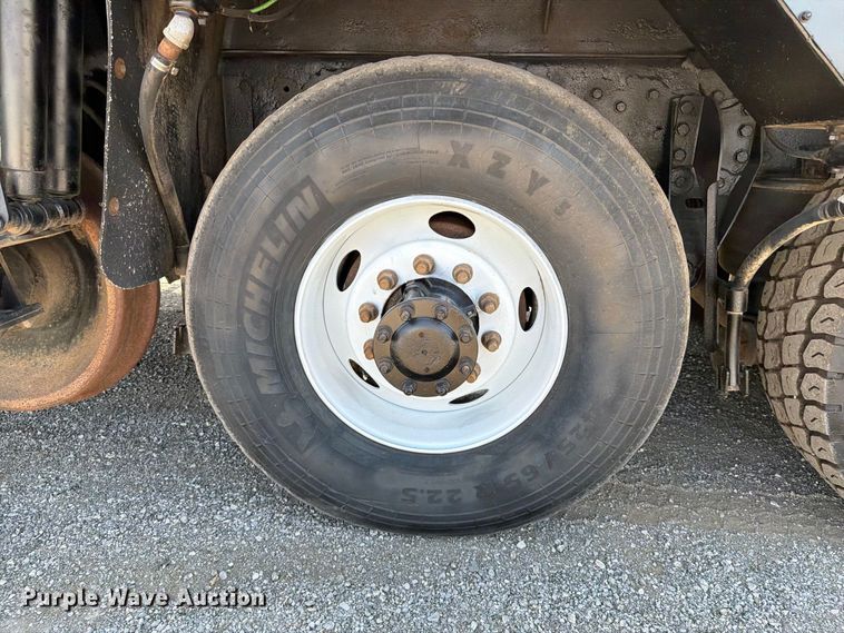 image for item FB5133 2005 Peterbilt 357 crane truck