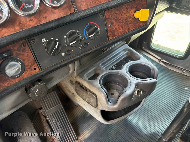 image for item FC3330 2006 Kenworth T800 dump truck