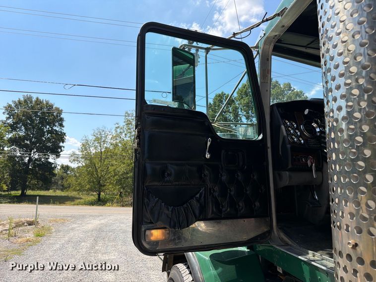image for item FC3330 2006 Kenworth T800 dump truck