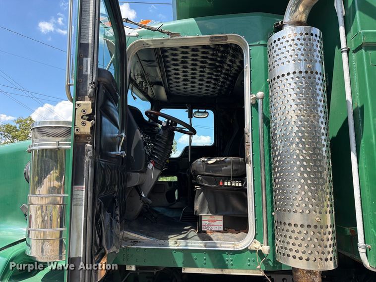 image for item FC3330 2006 Kenworth T800 dump truck