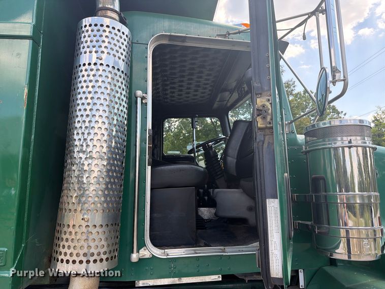 image for item FC3330 2006 Kenworth T800 dump truck