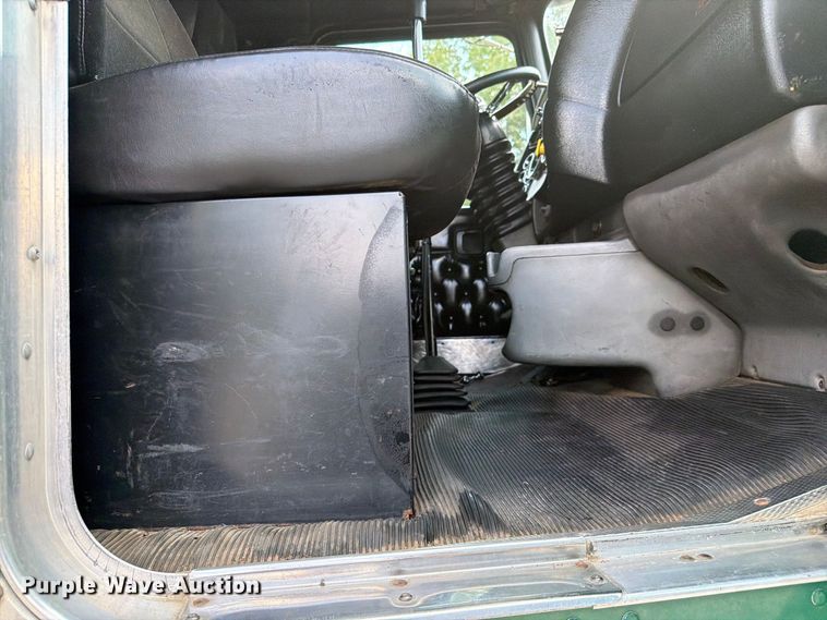image for item FC3330 2006 Kenworth T800 dump truck