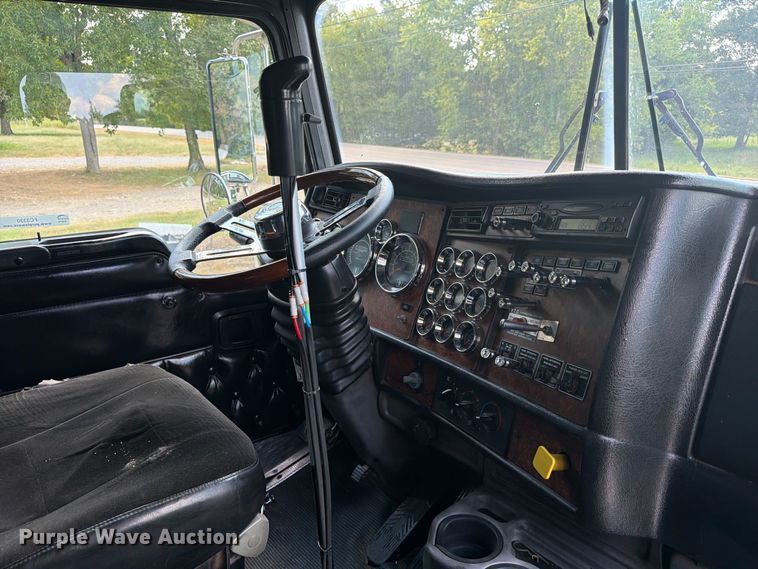 image for item FC3330 2006 Kenworth T800 dump truck