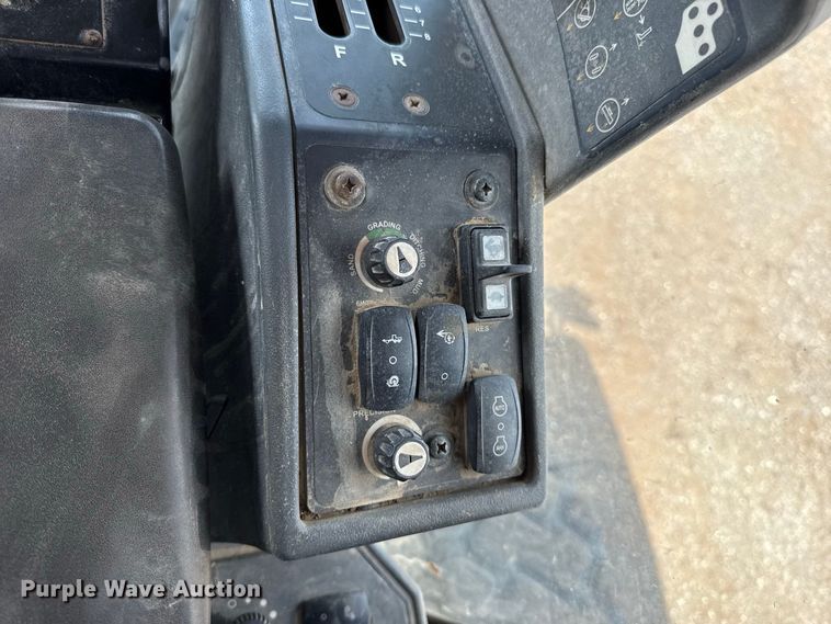 image for item FC4242 2014 John Deere 672GP motor grader