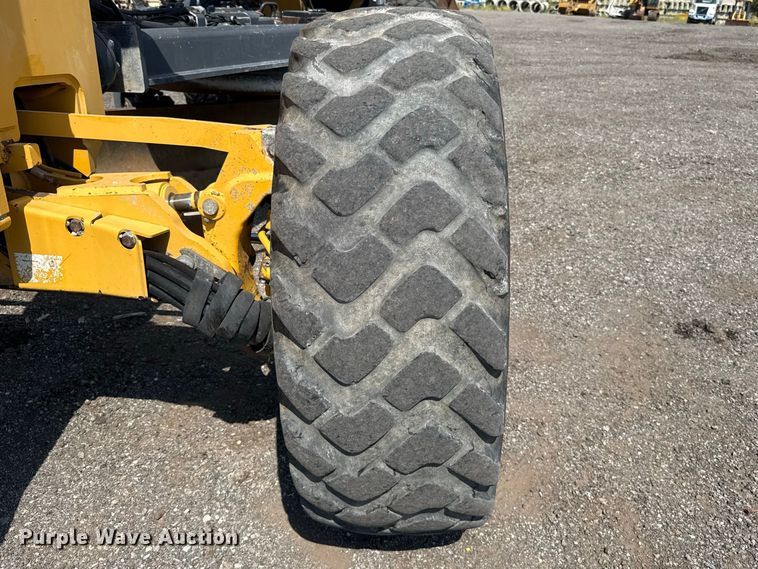 image for item FC4245 2013 John Deere 772GP motor grader