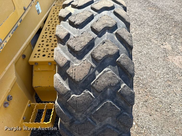 image for item FC4245 2013 John Deere 772GP motor grader