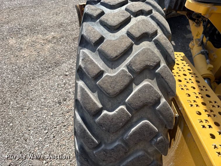 image for item FC4245 2013 John Deere 772GP motor grader