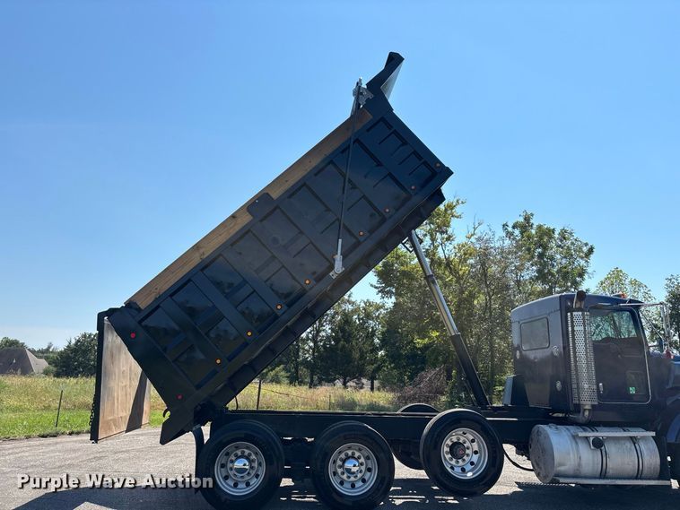 image for item FG0622 2006 Kenworth T800 dump truck