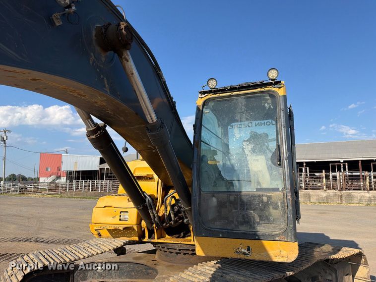 image for item FI0374 2014 John Deere 210G LC excavator
