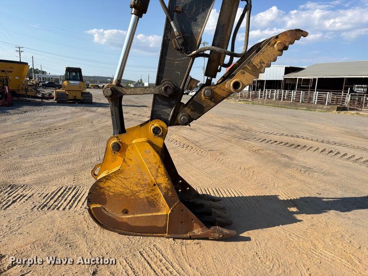 image for item FI0374 2014 John Deere 210G LC excavator