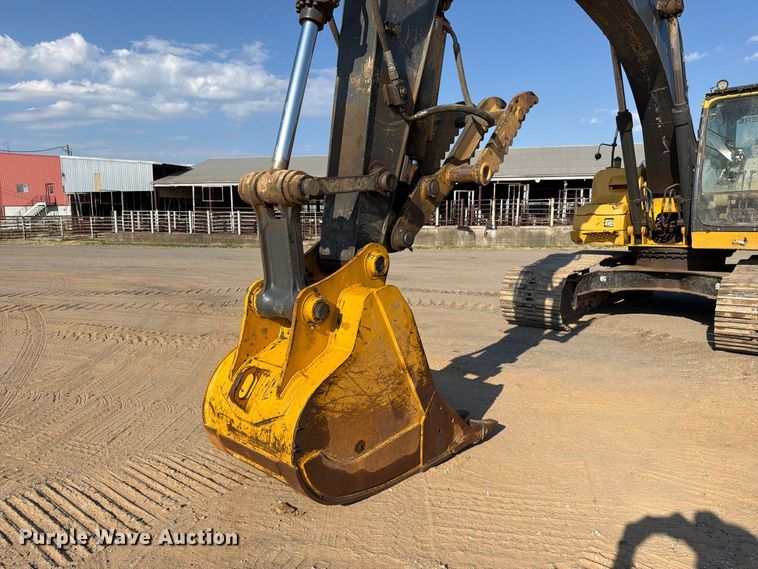 image for item FI0374 2014 John Deere 210G LC excavator