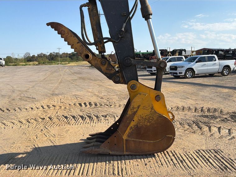 image for item FI0374 2014 John Deere 210G LC excavator