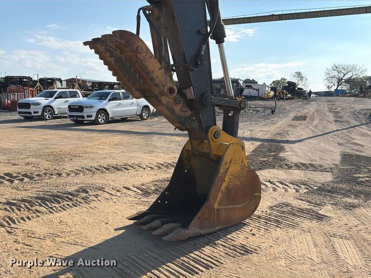 image for item FI0374 2014 John Deere 210G LC excavator