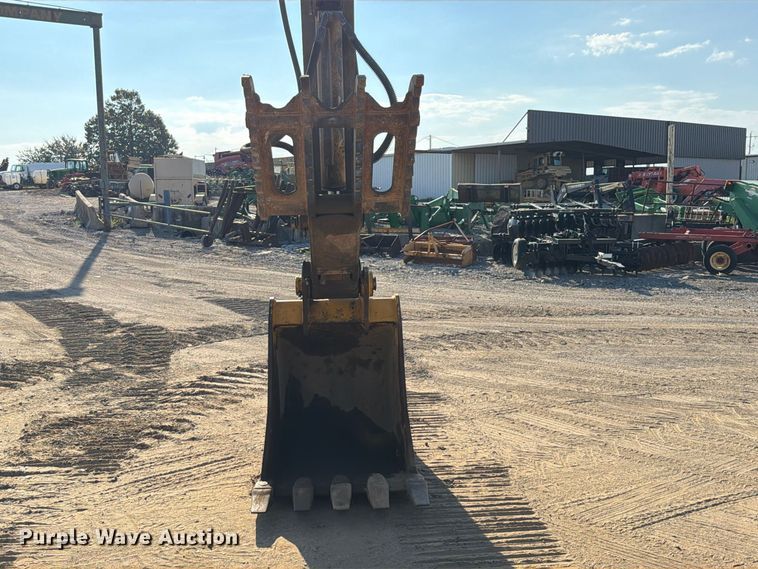 image for item FI0374 2014 John Deere 210G LC excavator