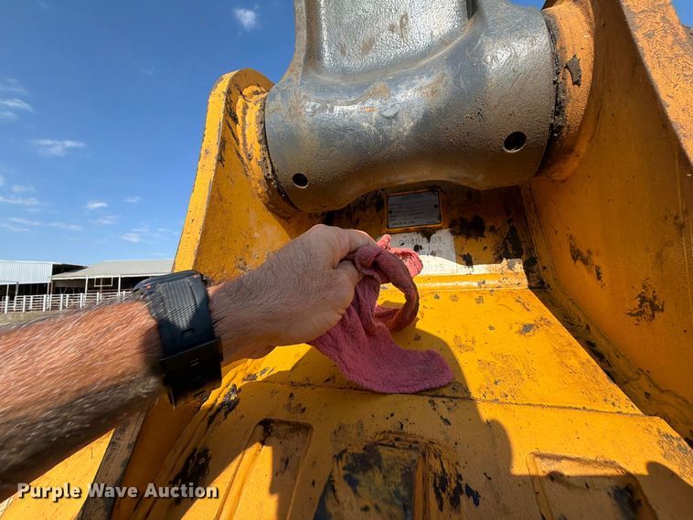 image for item FI0374 2014 John Deere 210G LC excavator