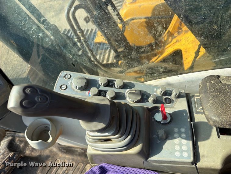 image for item FI0374 2014 John Deere 210G LC excavator