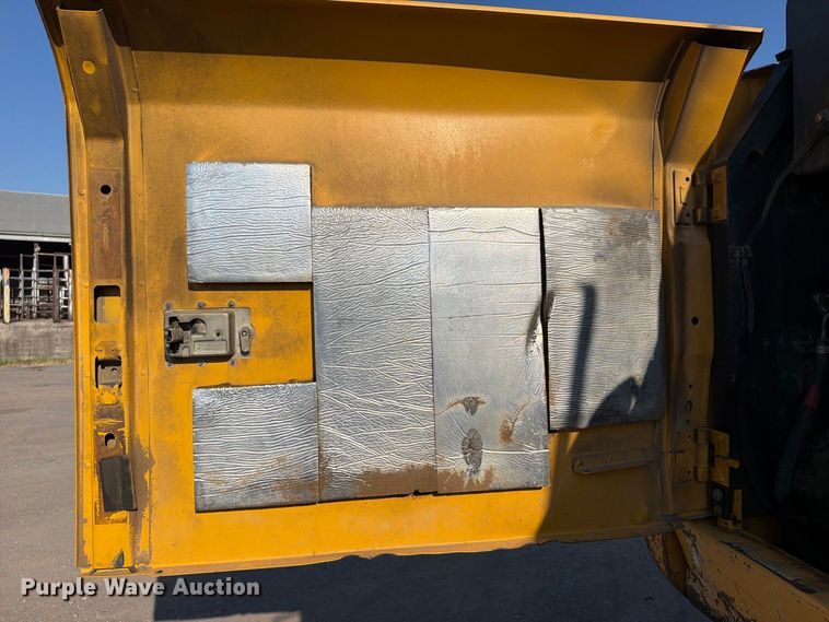 image for item FI0374 2014 John Deere 210G LC excavator