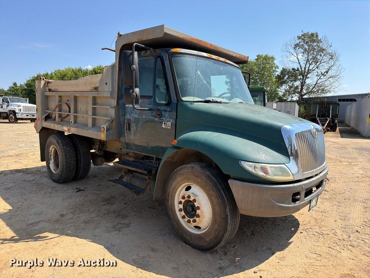 image for item FI0380 2006 International 4200 dump truck