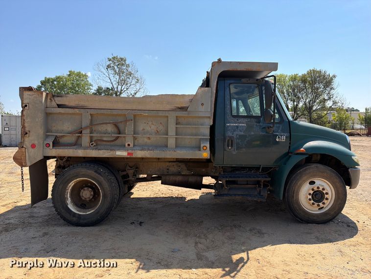 image for item FI0380 2006 International 4200 dump truck