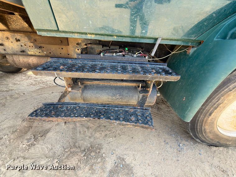 image for item FI0380 2006 International 4200 dump truck