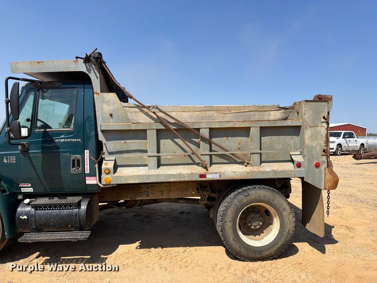 image for item FI0380 2006 International 4200 dump truck