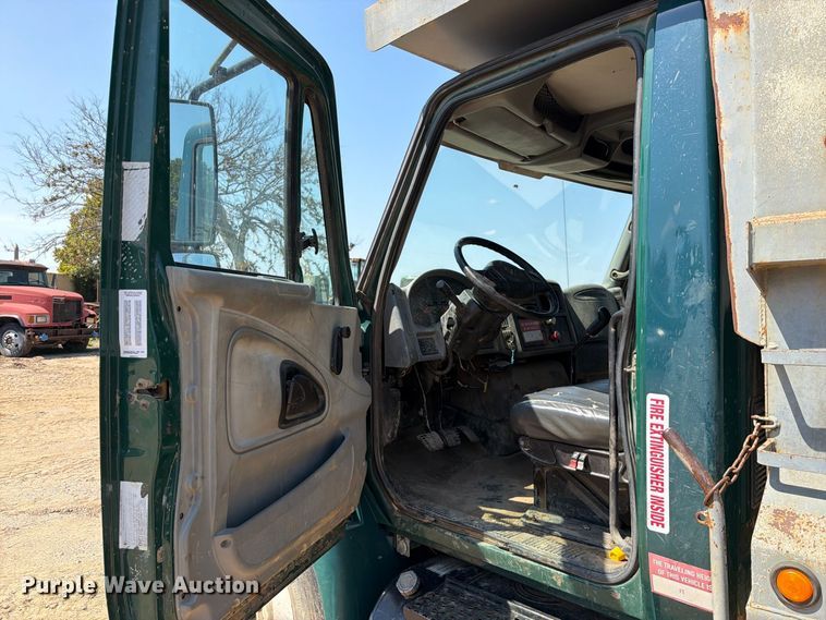 image for item FI0380 2006 International 4200 dump truck