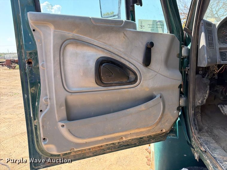 image for item FI0380 2006 International 4200 dump truck