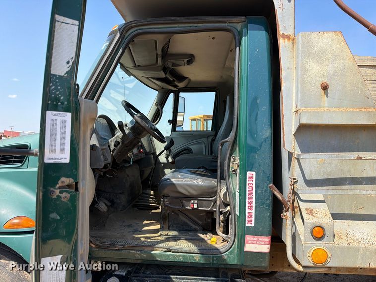 image for item FI0380 2006 International 4200 dump truck