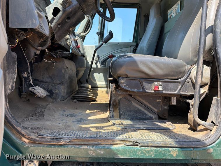 image for item FI0380 2006 International 4200 dump truck