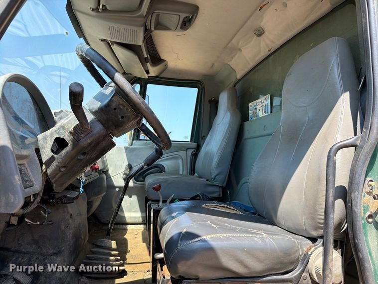 image for item FI0380 2006 International 4200 dump truck