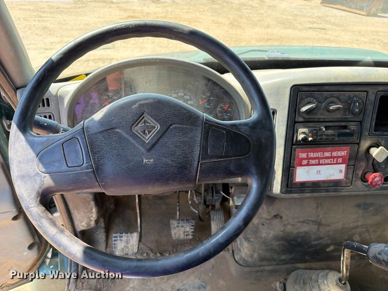 image for item FI0380 2006 International 4200 dump truck