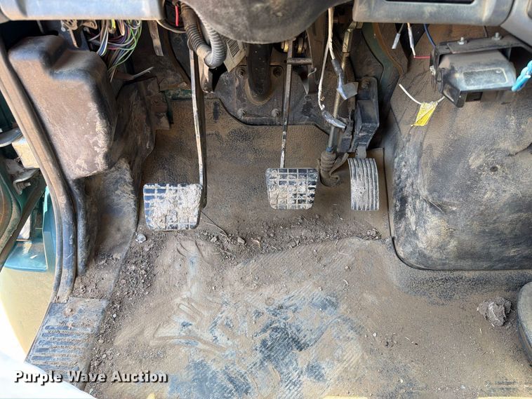image for item FI0380 2006 International 4200 dump truck