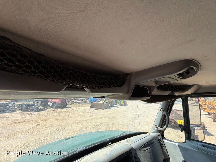 image for item FI0380 2006 International 4200 dump truck