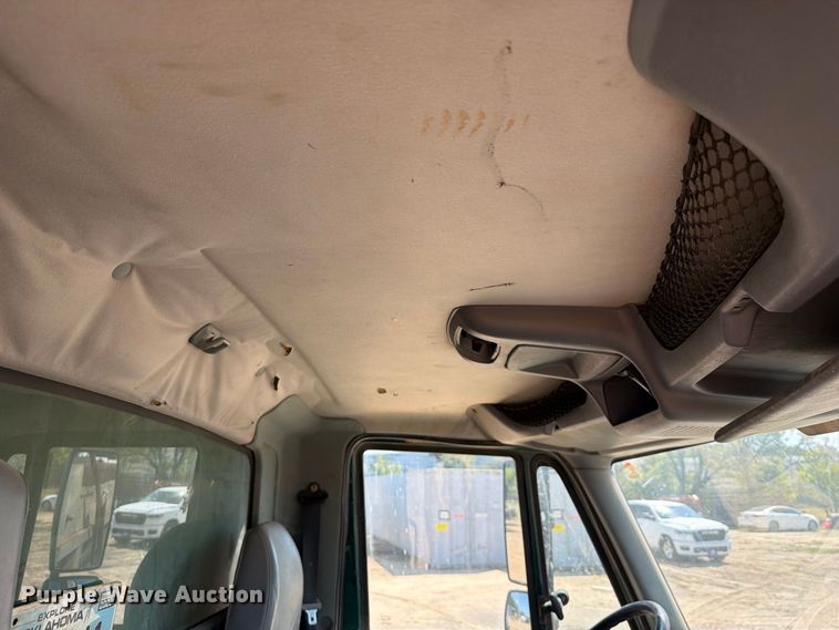 image for item FI0380 2006 International 4200 dump truck