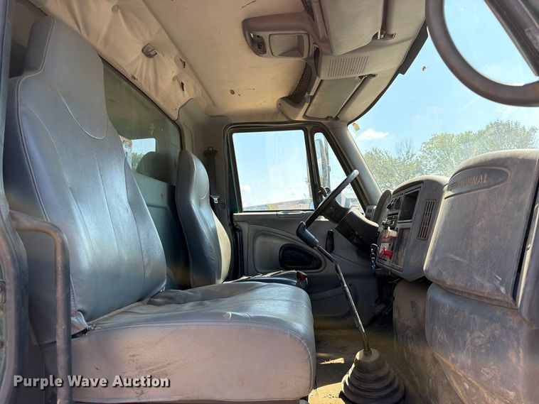 image for item FI0380 2006 International 4200 dump truck