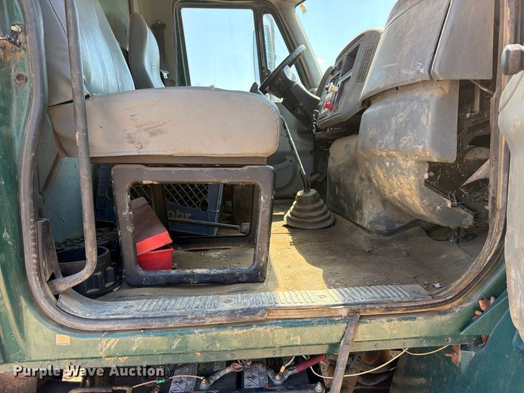 image for item FI0380 2006 International 4200 dump truck