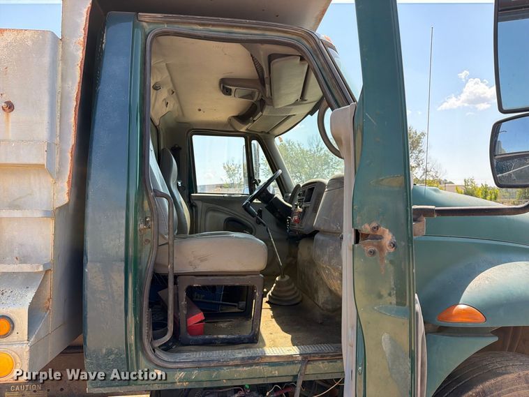 image for item FI0380 2006 International 4200 dump truck