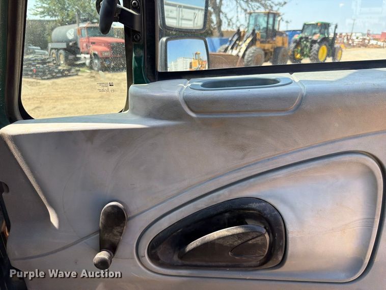 image for item FI0380 2006 International 4200 dump truck