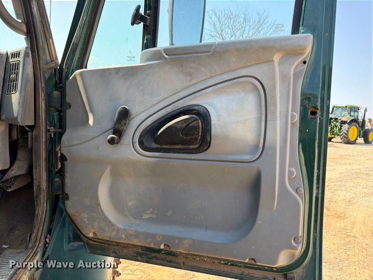 image for item FI0380 2006 International 4200 dump truck