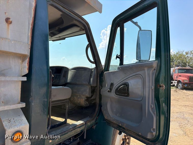 image for item FI0380 2006 International 4200 dump truck