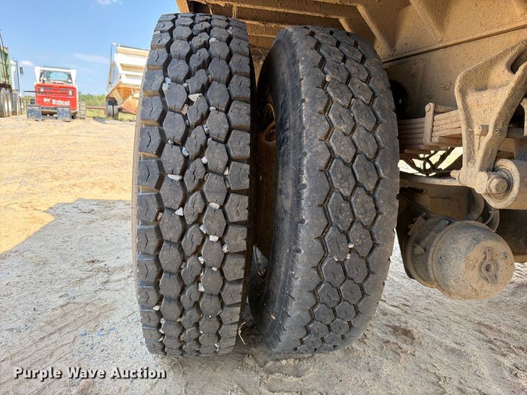 image for item FI0380 2006 International 4200 dump truck