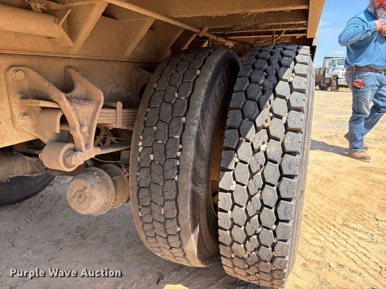 image for item FI0380 2006 International 4200 dump truck