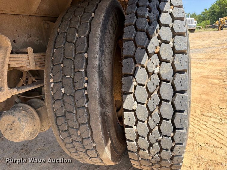 image for item FI0380 2006 International 4200 dump truck
