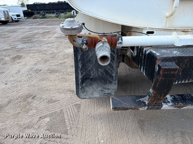 image for item FI0403 2013 International DuraStar 4300 water truck